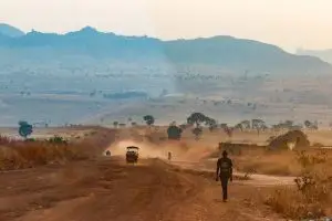 Schotterpisten Mit Einheimischen In Angola