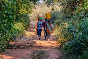 Frauen Tragen Wasser Auf Kinjila